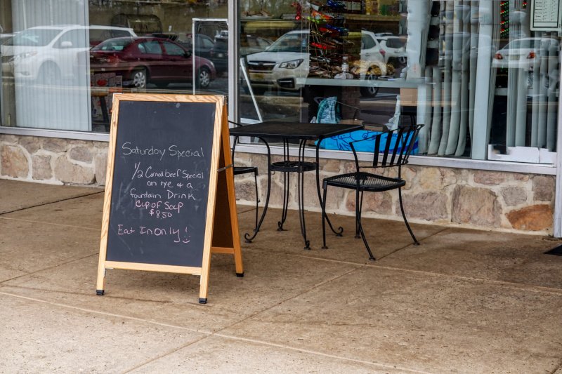 THE ADVANTAGES OF PRESSURE WASHING THE FRONT ENTRANCE OF YOUR RESTAURANT 3 restuarant storefront 2